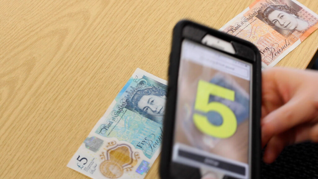 Cash Reader app identifying £5 note
