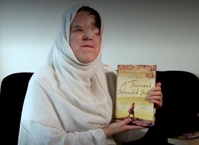 Hadisa holding the book Thousand Splendid Suns by Khaled Hosseini